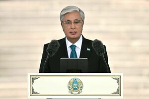 Президент принял участие в церемонии поднятия Государственного флага