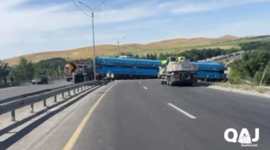 Движение на трассе Тараз – Шымкент ограничили из-за ДТП с крупногабаритным грузовиком