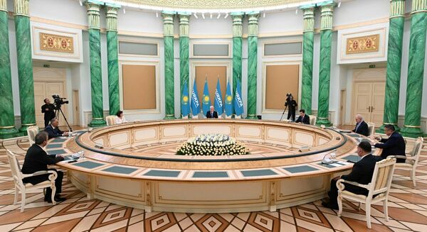 Глава государства провел встречу со спикерами парламентов стран – участниц ТюркПА