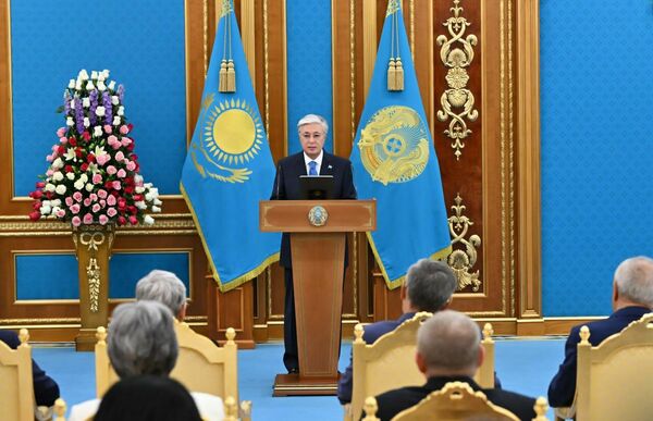 Токаев выступил на церемонии награждения медработников