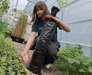 Она командует - он копает