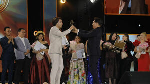 В жаркий полдень песня как вода