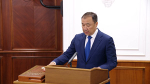 Поклялся служить народу