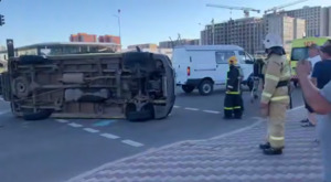 Скорая помощь перевернулась после столкновения с автомобилем в Астане