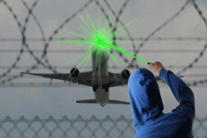 Посветил лазером в небо - получи срок на земле