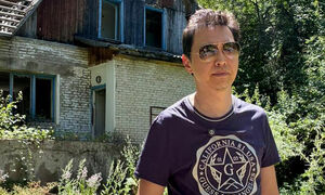 Всем жарко, а они прохлаждаются!