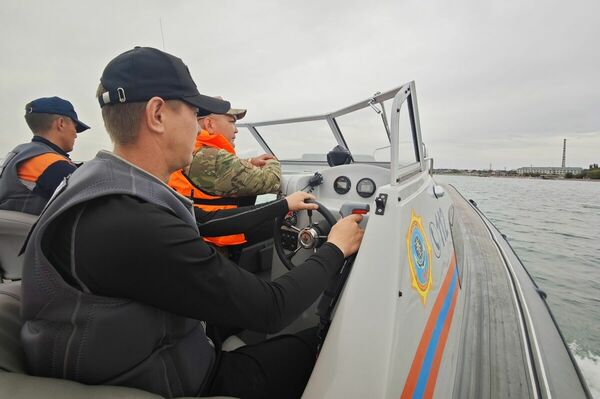 К каждому спасателя  не приставишь