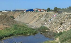 Речка сохнет, свалка ширится