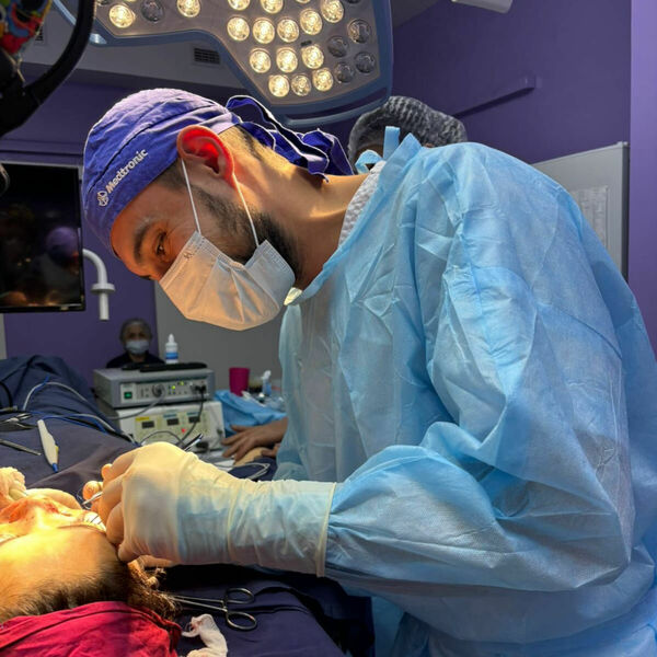 С перекошенным лицом