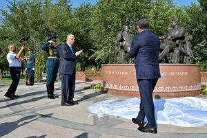 Касым-Жомарт Токаев и Садыр Жапаров открыли памятник «Золотой мост дружбы»