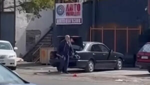 С молотком на прохожих