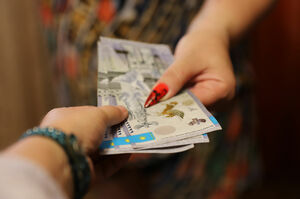 Две подружки сидели у кормушки