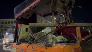 Сорвавшийся кран протаранил автобус в Семее – трое пострадали