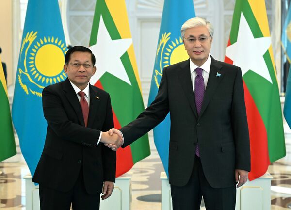 Токаев провел переговоры с исполняющим обязанности президента Мьянмы