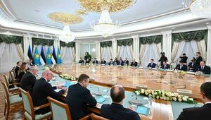 Токаев и Карис провели переговоры в расширенном составе