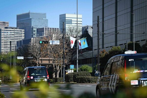 Япония встречает Казахстан флагами и поклонами