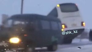 Автобус с десятками пассажиров попал в ДТП в Карагандинской области