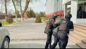 На ножах посреди дороги