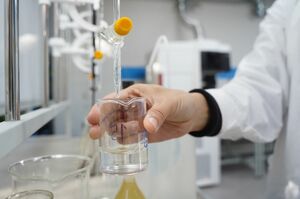 Вода цвета кофе