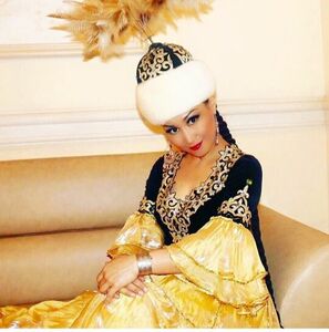 Закрутила интригу