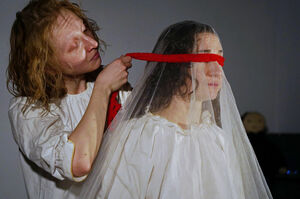 Нужна неотложка? Идите в театр!