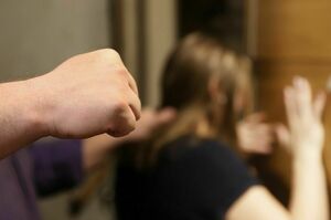 Отвяжись от нее!