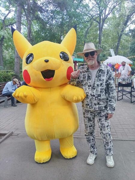 Розовый костюм  с красной шляпой