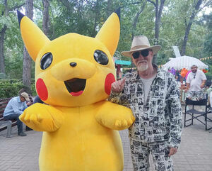 Розовый костюм  с красной шляпой