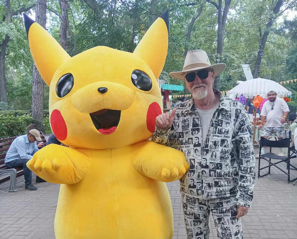 Розовый костюм  с красной шляпой