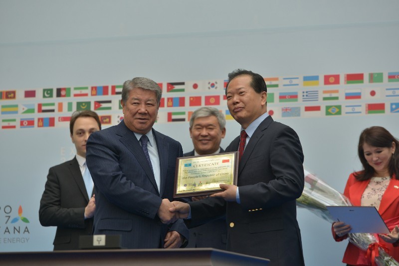 Ахметжан Есимов и посланец Китая Ван Цзиньчжен.