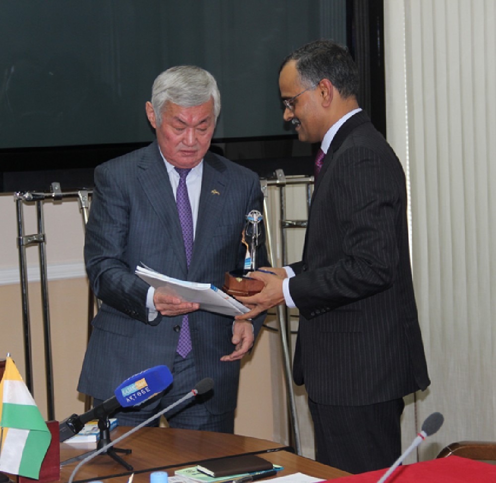 Харш Кумар ДЖАЙН (справа) и Бердыбек САПАРБАЕВ.