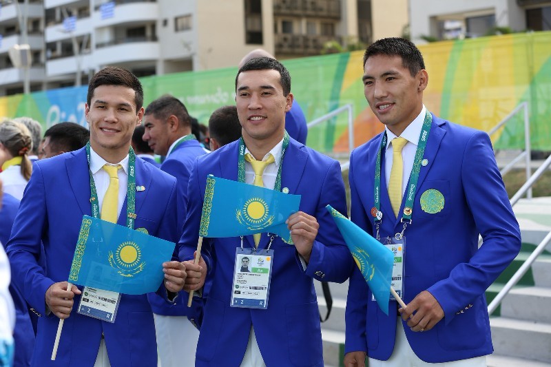 На снимке (слева направо): боксеры Данияр ЕЛЕУСИНОВ, Адильбек НИЯЗЫМБЕТОВ и Жанибек АЛИМХАНУЛЫ готовы к бою.