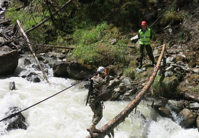 Переправа по бревну и восхождение на скалу.