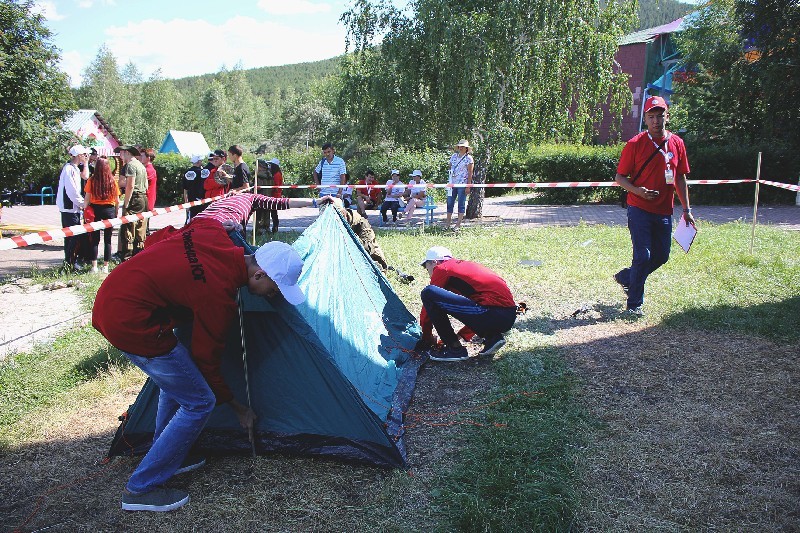 Разбивать лагерь. Туристы разбили лагерь. Разбить лагерь в лесу. Палатки разведчиков недр.