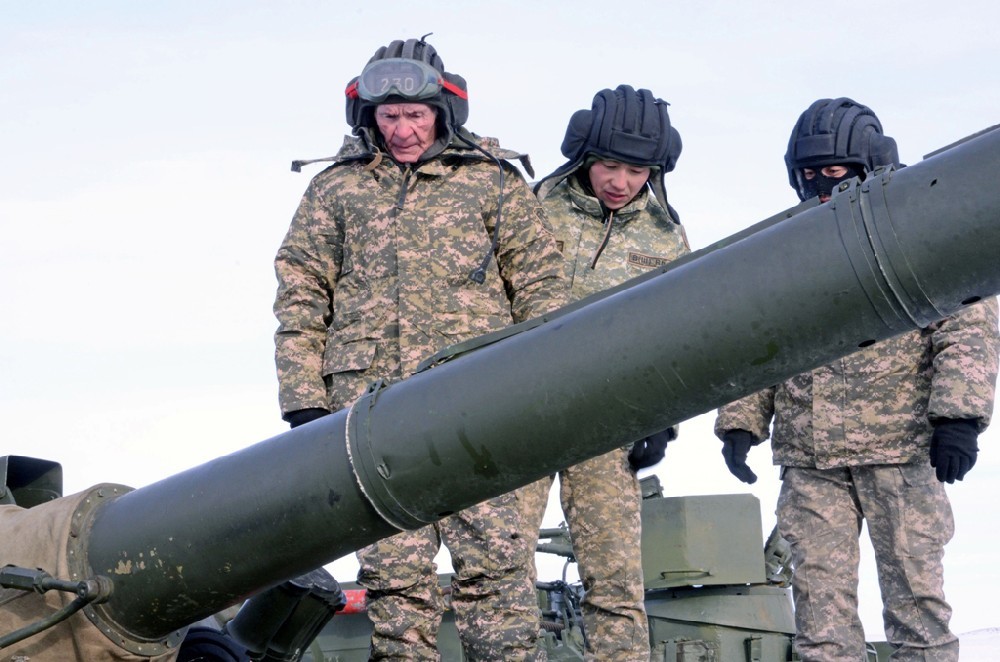 На снимках: ветеран-танкист Исмагил Галиуллин показал мастер-класс на военном полигоне “Спасск”.