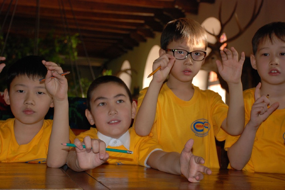 Дети складывали, вычитали, делили и умножали многозначные числа в считанные секунды.