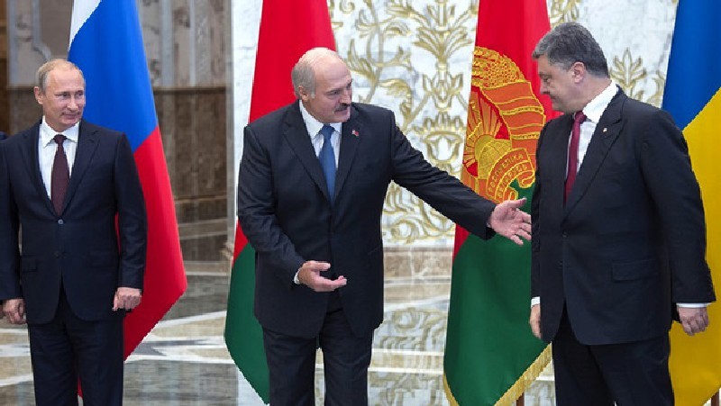 На снимке: (слева направо):Владимир ПУТИН, Александр ЛУКАШЕНКО и Петр ПОРОШЕНКО.