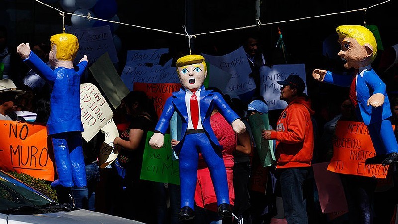 20 января 2017 года. Мексика. Пиньяты в виде президента США Дональда ТРАМПА на протестной акции в Мехико.
