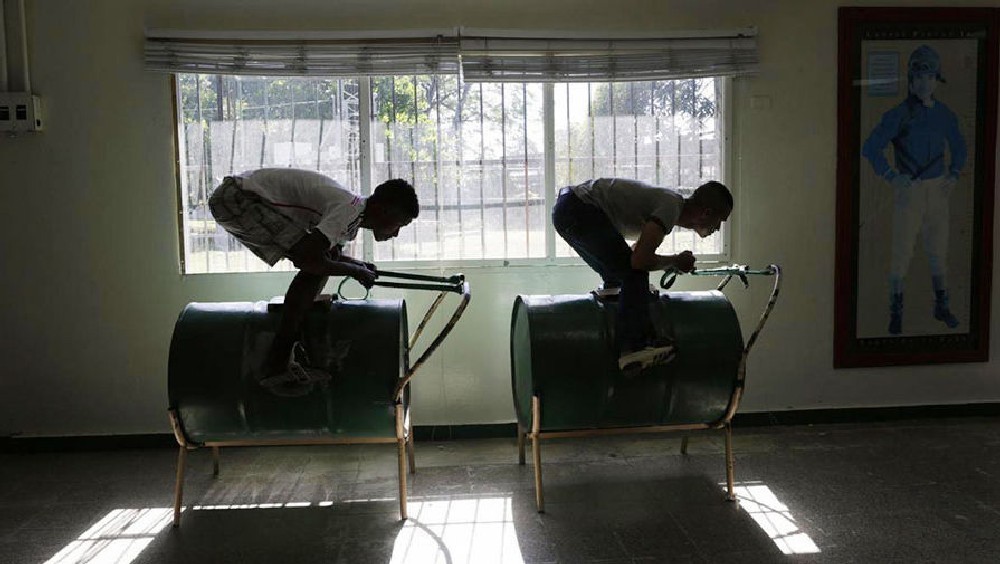 Школа жокеев на окраине Порт-о-Пренса (ЮАР). Нефтяной баррель, как оказалось, хорошо имитирует лошадь.