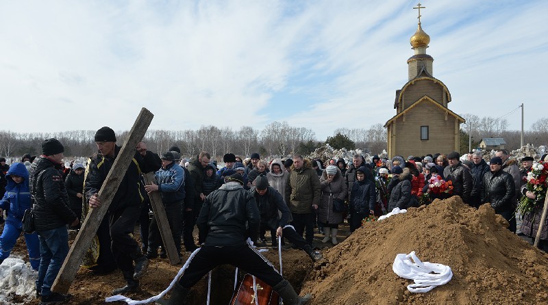 Похороны погибших при пожаре в торговом центре “Зимняя вишня” в Кемерово.