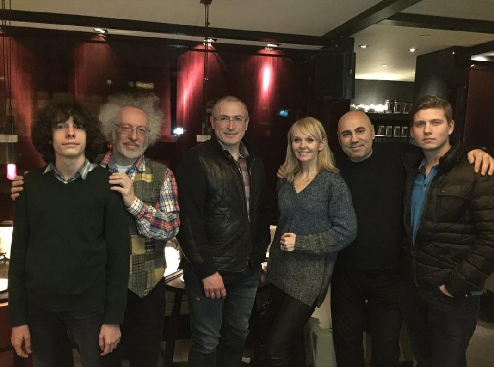 На снимке (слева направо): Алексей ВЕНЕДИКТОВ с сыном тезкой, Михаил ХОДОРКОВСКИЙ, Валерия, Иосиф ПРИГОЖИН и Артемий Шульгин (сын певицы от первого брака).