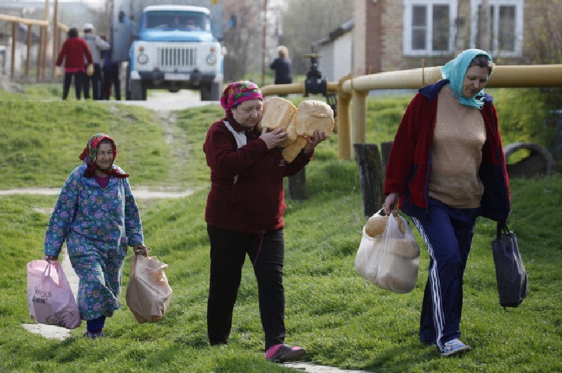 Почти 40 процентам россиян не хватает денег на еду и одежду.