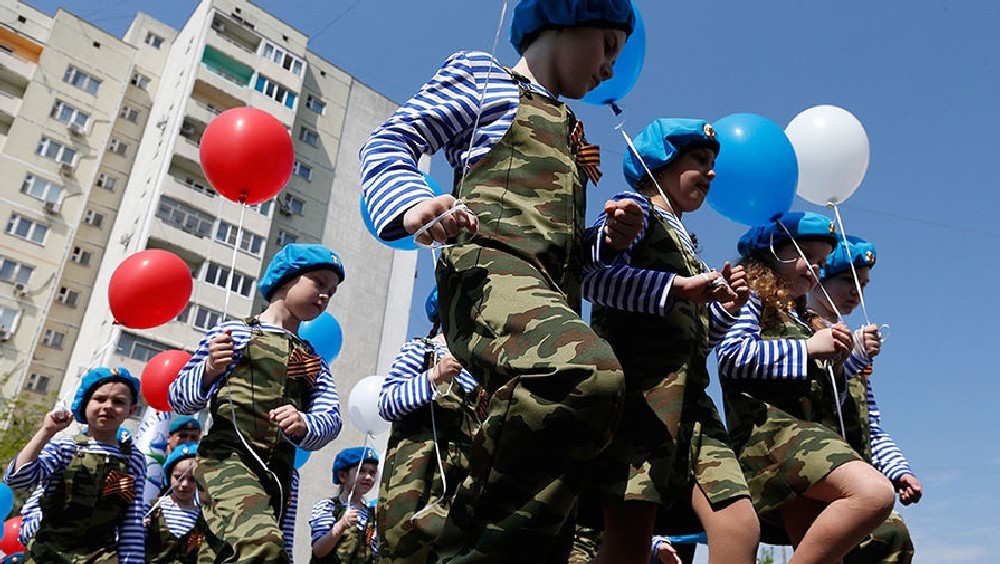Все российское общество незаметно превращается в армию.