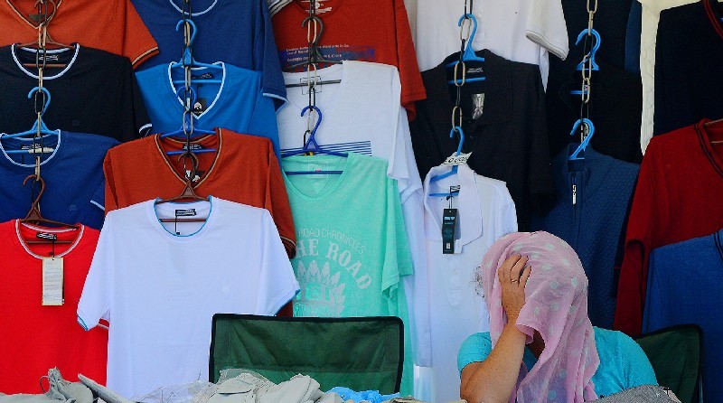 Азиатский бутик дешевой одежды из Китая на рынке в белорусском городе Житковичи.