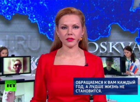 ...а на экране, где транслировались SMS-сообщения, время от времени появлялись и такие.