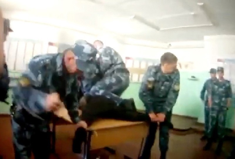 Кадр с видео об избиении и пытках заключенного Евгения МАКАРОВА в ярославской колонии.