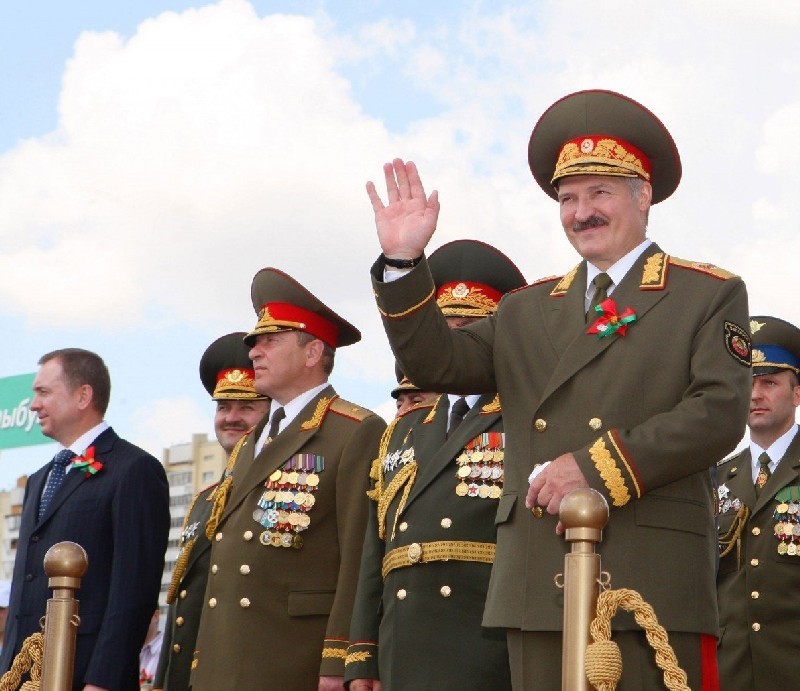 На днях президент Белоруссии Александр ЛУКАШЕНКО (справа) в очередной раз разграничил военно-политический союз Белоруссии и России и понятие “европейской безопасности”.