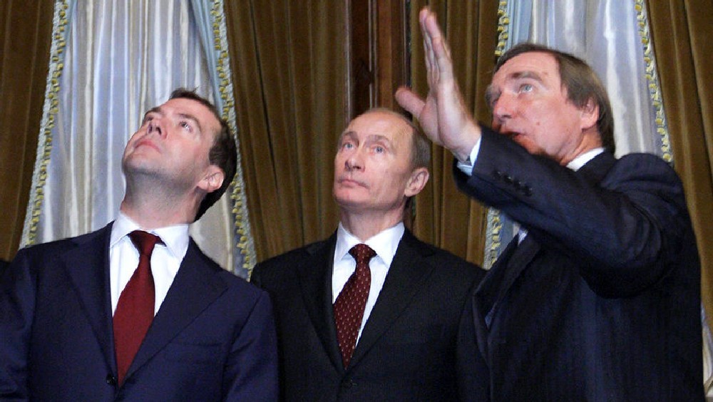 На снимке (слева направо): премьер РФ Дмитрий МЕДВЕДЕВ, Владимир ПУТИН и Сергей РОЛДУГИН.