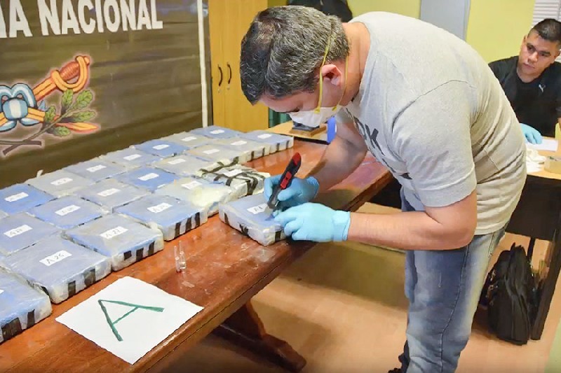 Обнаруженный в чемоданах кокаин.