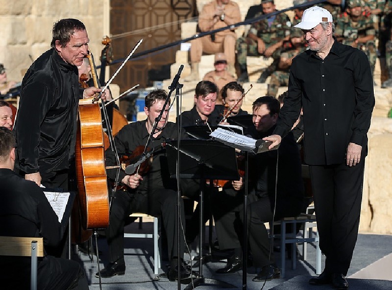 10 мая 2016 года. Концерт российских музыкантов Валерия ГЕРГИЕВА (справа) и Сергея РОЛДУГИНА (слева) в освобожденной от боевиков ИГ Пальмире.